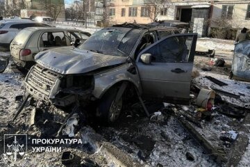 Взрыв автомобиля во дворе жилого дома по улице Героев Днепра в Киеве