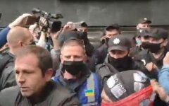 В Киеве под Офисом Зеленского жгли шины из-за Ермака: видео