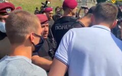 В Киеве снесли "советские" декорации ко Дню независимости: произошла потасовка с полицией