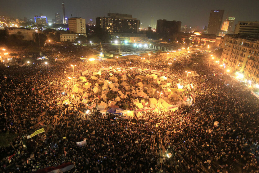 Противники египетского президента Мухаммеда Мурси собираются возле палаточного городка оппозиции на площади Тахрир в Каире. 