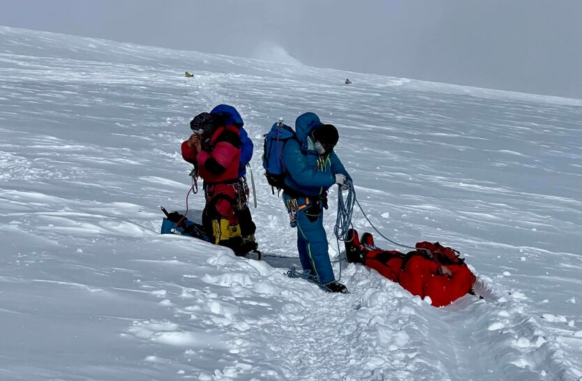 Шерпы спускают погибшего канадского альпиниста с Манаслу