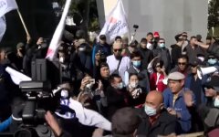 В Киргизии милиция разогнала протестующих против махинаций на выборах: видео