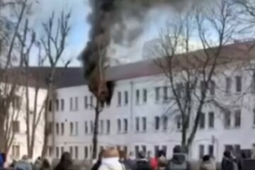 В Киеве ликвидирован пожар в одном из общежитий: видео