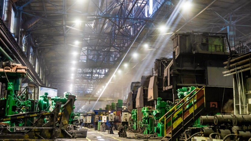 На заводе ArcelorMittal в Кривом Роге менеджеры говорят, что наем большего количества женщин – это вопрос выживания для предприятия