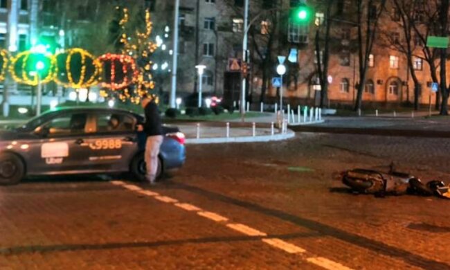 ДТП в Киеве, водитель такси uber сбил курьера Glovo