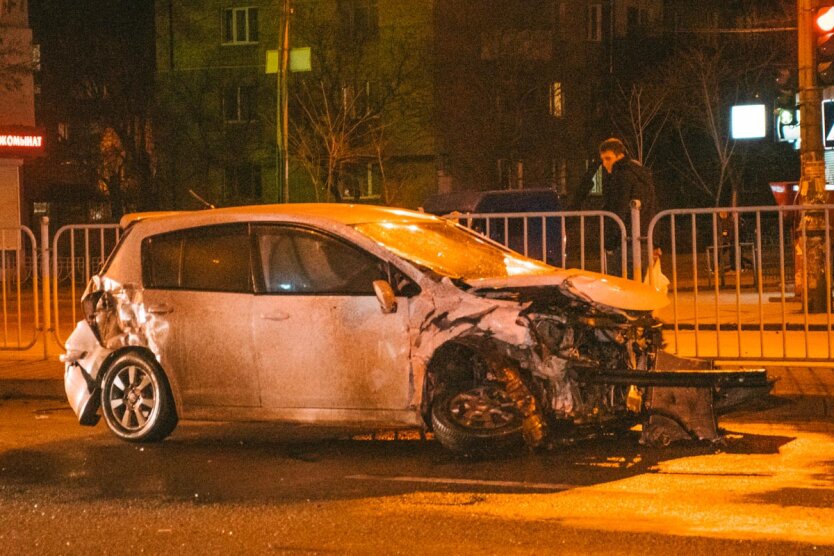 В Киеве на Перова BMW столкнулся с Nissan и улетел в остановку с людьми