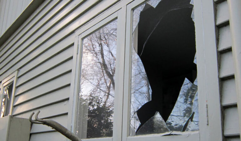 разбитое окно