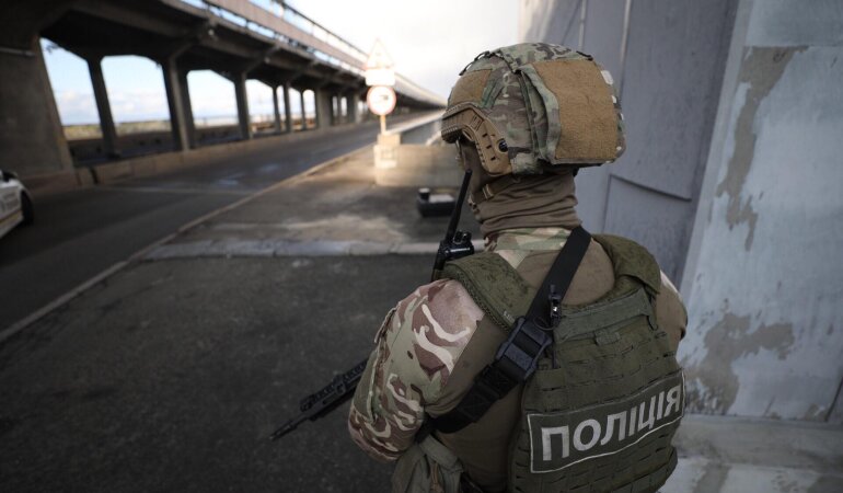 Снайперы, БТР и стрельба по полицейскому дрону: подробности спецоперации на мосту Метро