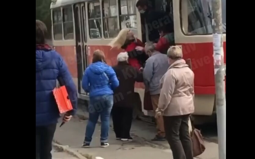 Киевляне устроили самосуд в трамвае: видео