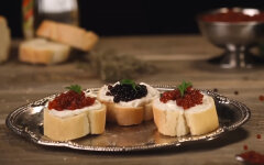 Половина пенсії за 30 грам: ціни на чорну та червону ікру перед Новим роком