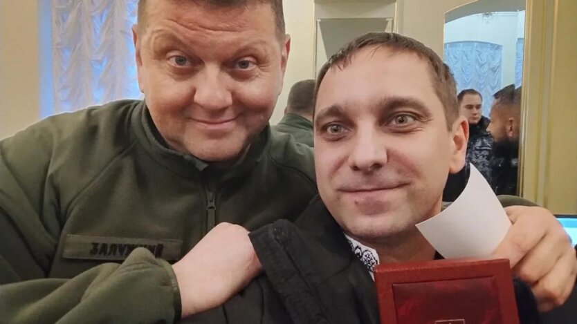Валерій Залужний і колишній та бойовий медик Роман Замрій