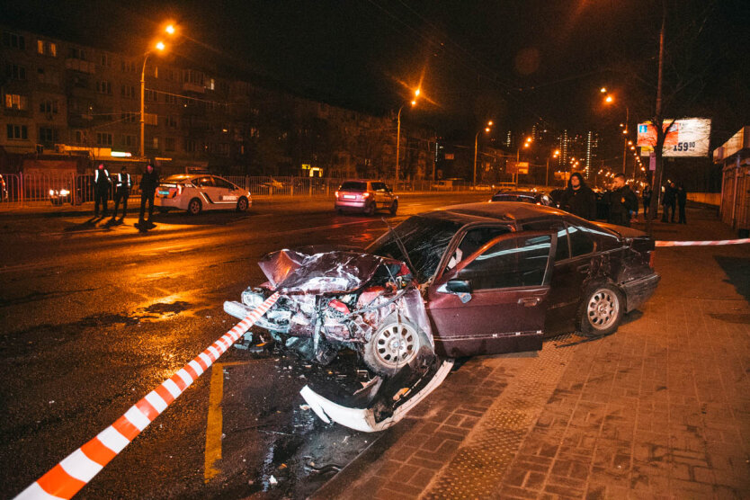 НОВОСТИВ Киеве на Перова BMW столкнулся с Nissan и улетел в остановку с людьми