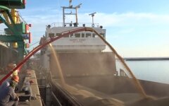 Погрузка зерна на корабль. Иллюстративное фото, воровство россии, мародерство россии