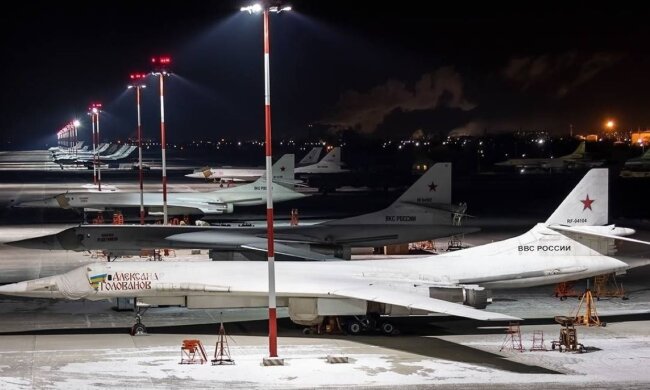 Бомбардувальники РФ Ту-160 на аеродромі Оленья