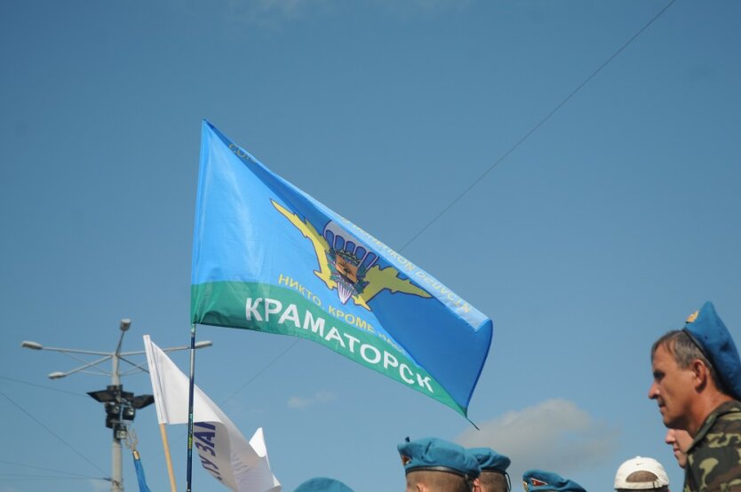 Флаг Никто Кроме Нас из Краматорска, митинг ветеранов милиции и спецслужб