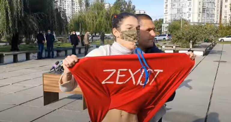 Задравшую юбку перед Зеленским активистку наказали гривной