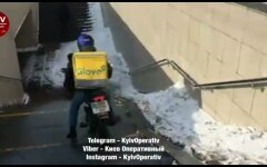 Курьеры Glovo, мопеды, подземный переход