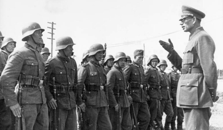 Генерал Андрей Власов инспектирует Русскую освободительную армию