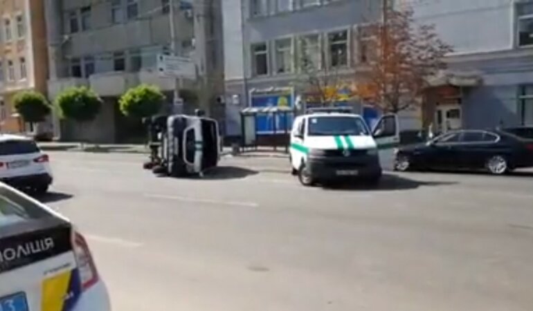 Перевернулся микроавтобус в Киеве,ДТП в Украине,ДТП в Киеве,Авария на Антоновича