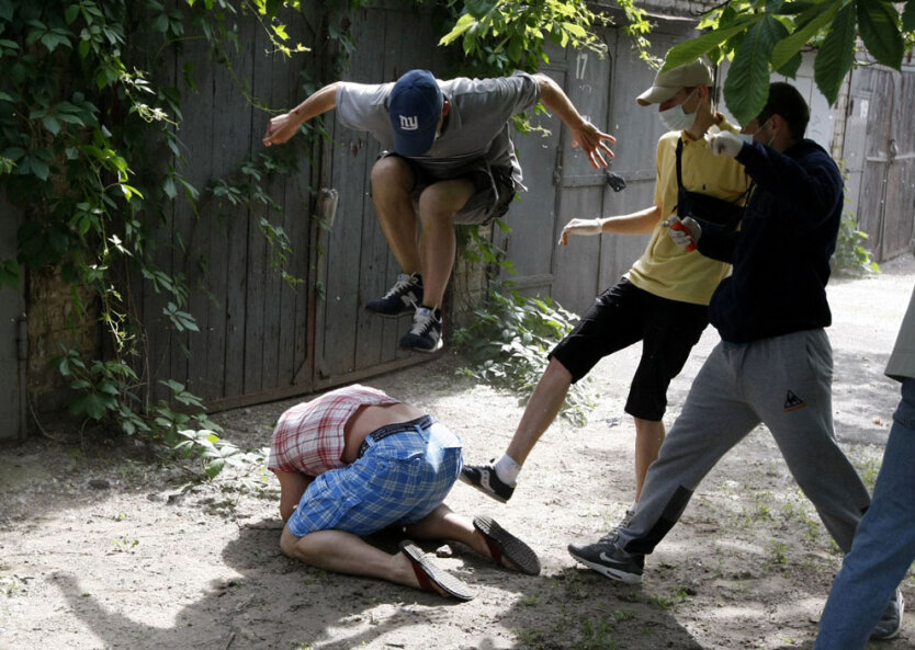 Неизвестные избивают лидера украинского гей-форума Святослава Шеремета.