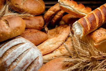 Супермаркети показали свіжі ціни на хліб та сметану у вересні