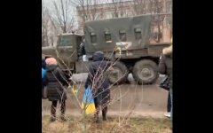 Жители Приморска вышли на митинг с флагами и выгнали оккупантов: видео
