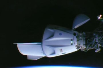 SpaceX Илона Маска показала стыковку Crew Dragon к МКС