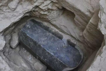Археологи обнаружили саркофаг с неизвестным содержимым