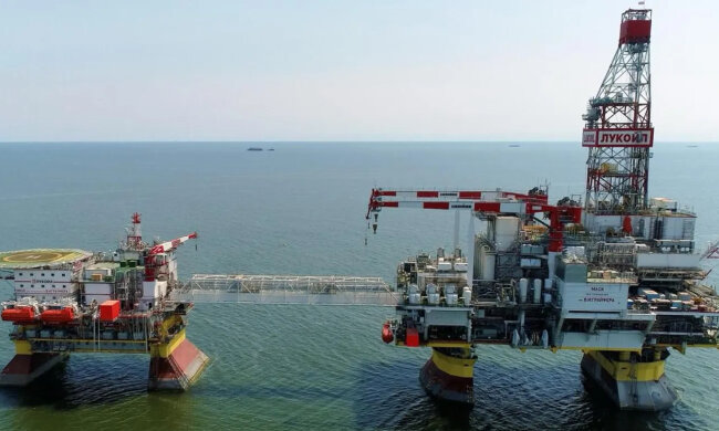 Фото платформы "Лукойл" на месторождении "Ракушечное"