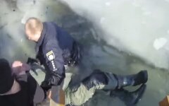Спасение человека, провалившегося под лед