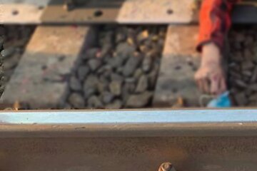 Под Киевом погиб ребенок под колесами поезда ради фото на рельсах