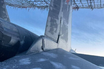Поврежденный самолет на аэродроме Морозовска