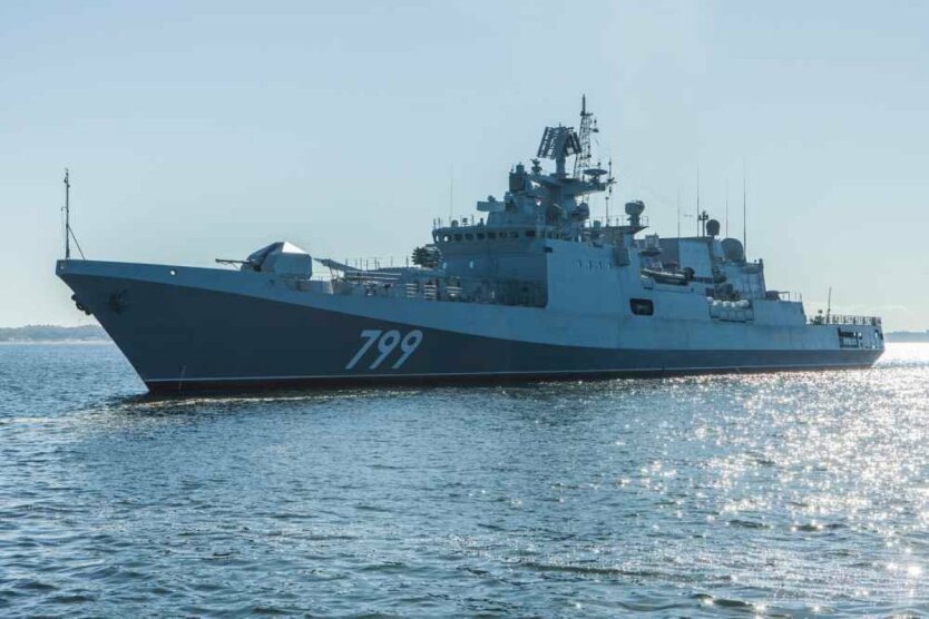 Российский корабль "Адмирал Макаров"