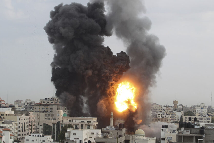 Дым и пламя после авиаударов в Газе. 