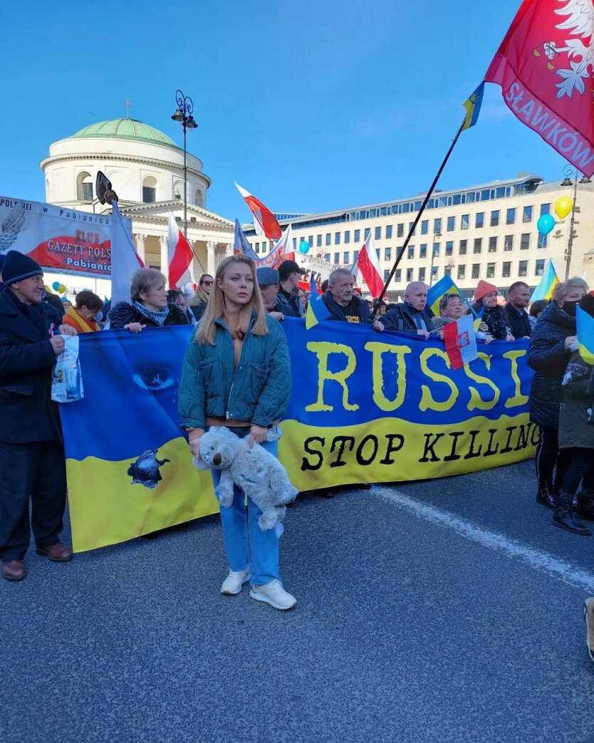 Тина Кароль на антивоенном митинге в Варшаве
