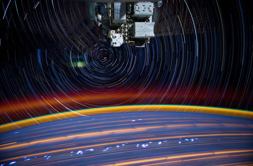Свет звёзд, огни мегаполисов и вспышки молний смешались на композиционной фотографии, снятой с фотокамеры, установленной на Международной космической станции на высоте 240 миль над поверхность Земли. 