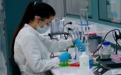 Пандемия коронавируса, Омикрон, вакцинация
