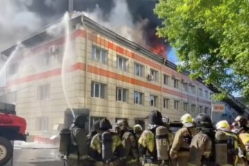 В России день пожаров: горит здание Росгвардии и автобаза областной думы