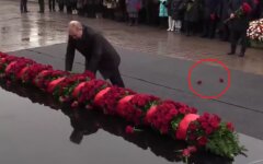 президент россии владимир путин возлагает цветы возле памятника псковским десантникам