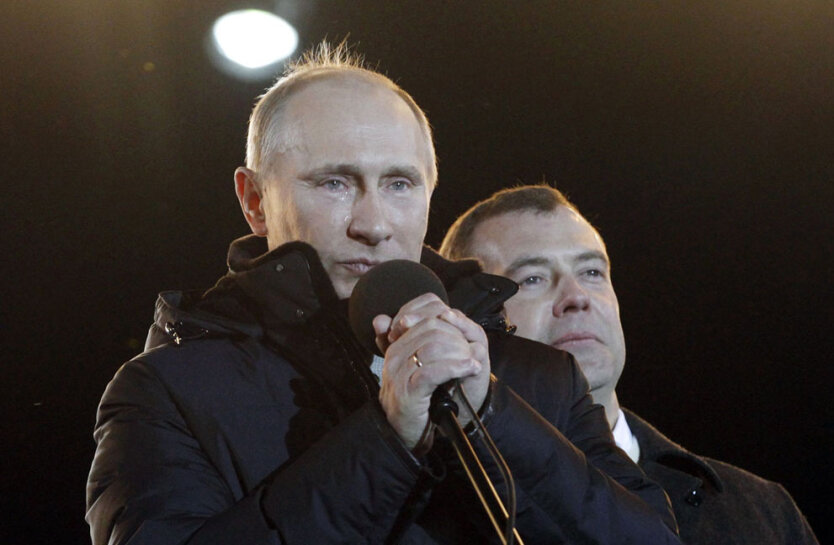 Премьер-министр и кандидат в президенты России Владимир Путин со слезами на  глазах вытупает на митинге своих сторонников на Манежной площади возле Кремля. 