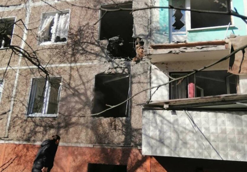 Оккупанты обстреляли Чернигов, горит многоэтажка: фото, видео