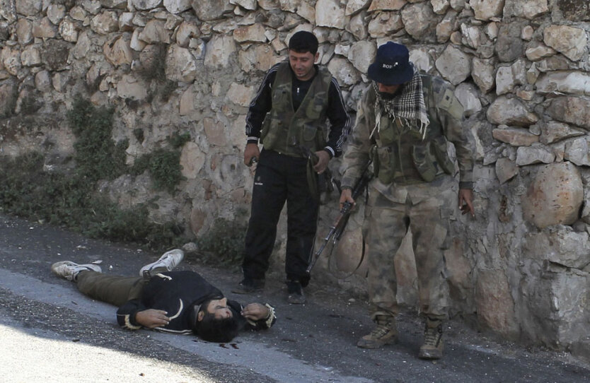 Казнь лоялиста Асада в Сирии в провинции Идлиб. Война в Сирии. 