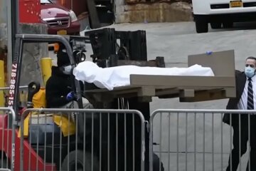 В Нью-Йорке нашли брошенные грузовики с сотней трупов