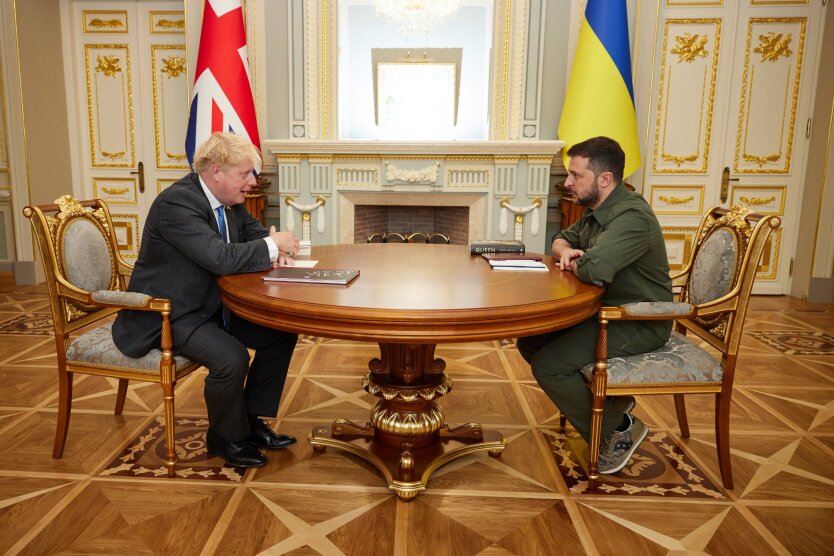 Джонсон предложил Зеленскому программу подготовки украинских военных