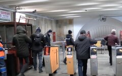 В метро Киева полицейский спас жизнь мужчине: видео