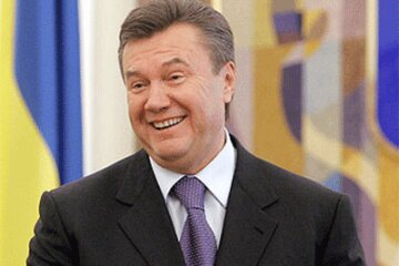 В условиях сокращения ЗВР Нацбанк подарил Януковичу полкило чистого золота