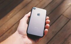 Apple впервые разрешила протирать iPhone