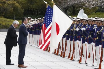 Піт Гегсет у Японії