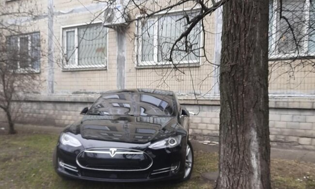 Зарядка электромобиля из окна квартиры
