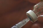Доброволец умер при испытании британской вакцины от коронавируса